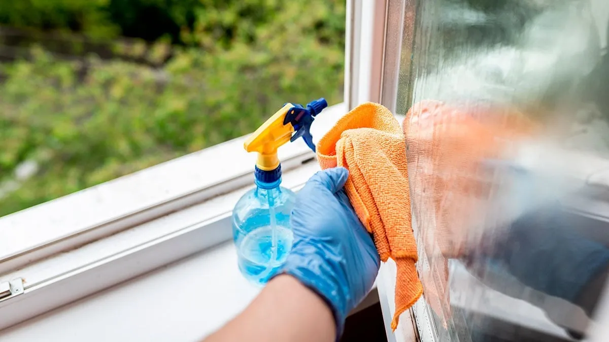 Un cucchiaio che mantiene i vetri splendenti fino alla primavera